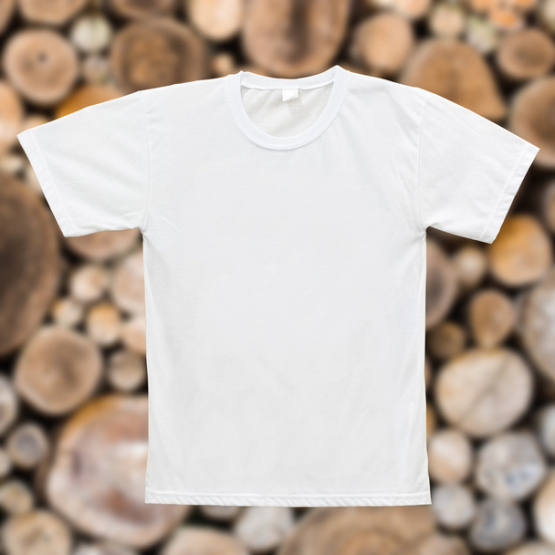 Λευκό κενό T-shirt σχετικά με ξύλο υφή φόντου - Φωτογραφία, εικόνα