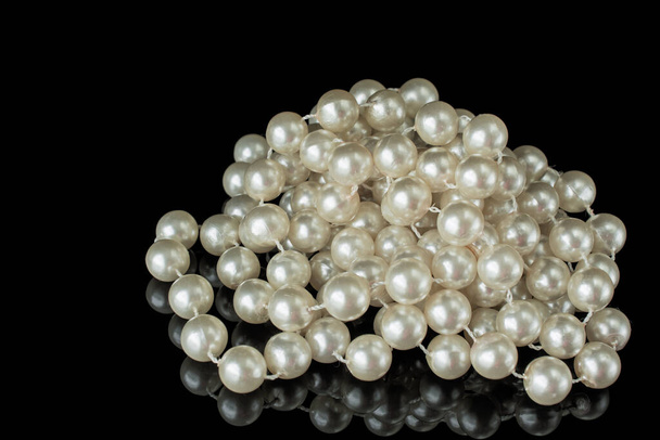 Collar de perlas negro blanco elegante imagen en negro - Foto, Imagen
