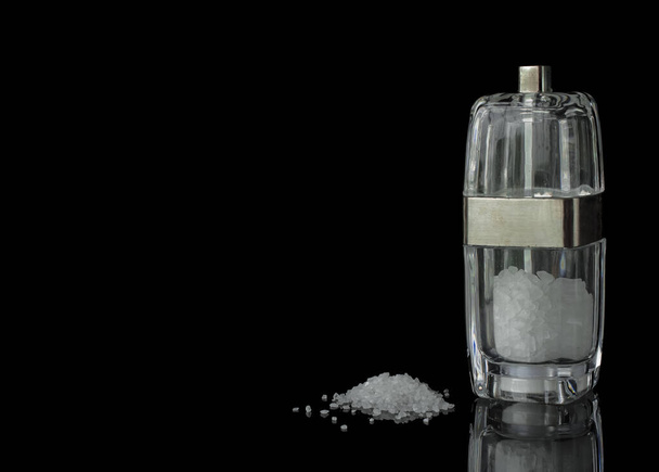 Agitateurs de sel sur fond réfléchissant - Photo, image