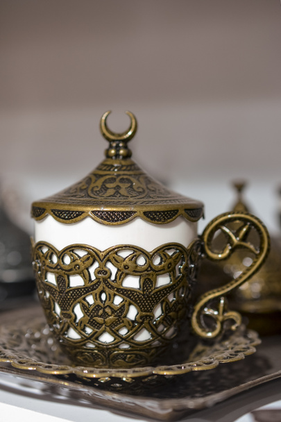 Традиційний турецький прикрашений металевий лоток у сувенірній крамниці
  - Фото, зображення