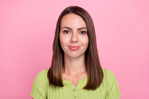 Foto de jovem atraente menina bom humor desgaste camisa top verão temporada isolado sobre cor rosa fundo. - Foto, Imagem