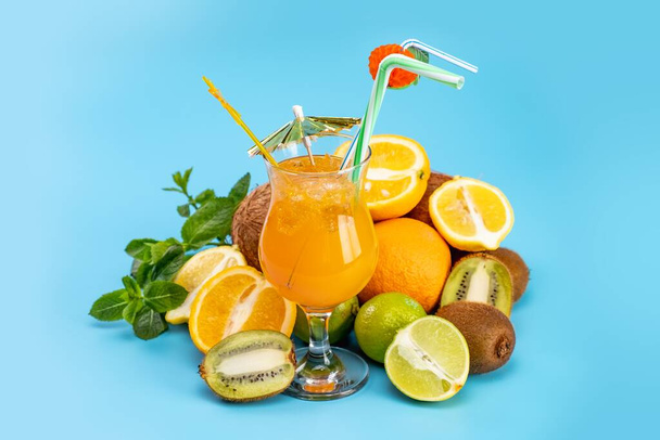 Cocktail blue background fruit orange glass. lime cold - Foto, afbeelding
