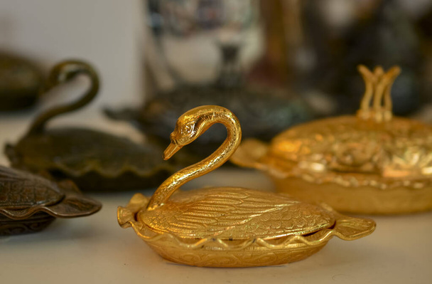 Perinteinen turkkilainen koristeellinen metalli tarjotin lahjakaupassa - Valokuva, kuva