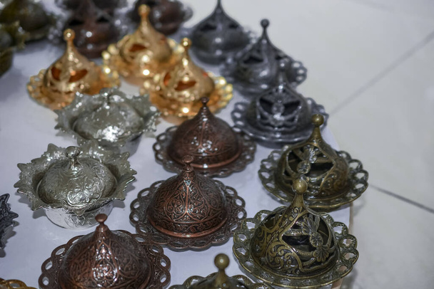 Традиційний турецький прикрашений металевий лоток у сувенірній крамниці
 - Фото, зображення