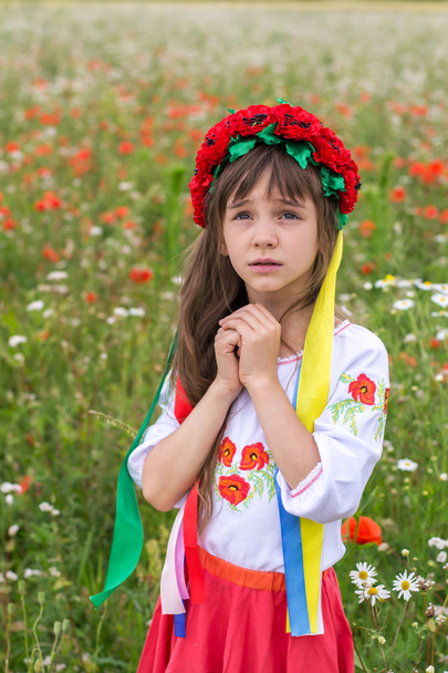 kleines ukrainisches Mädchen betet für den Frieden - Foto, Bild