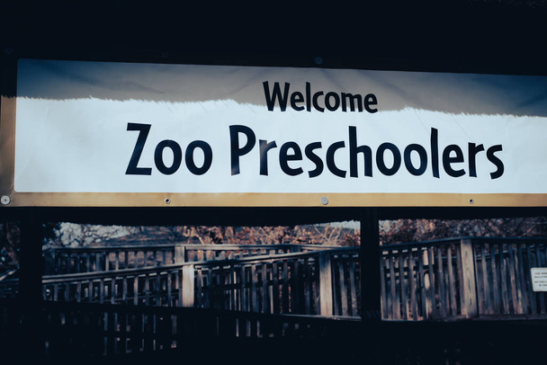 Photo tonique bienvenue zoo enfants d'âge préscolaire signe pour les élèves de maternelle excursions sur le terrain au Texas du Nord, en Amérique. Textes d'accueil mignons pour les activités scolaires. - Photo, image