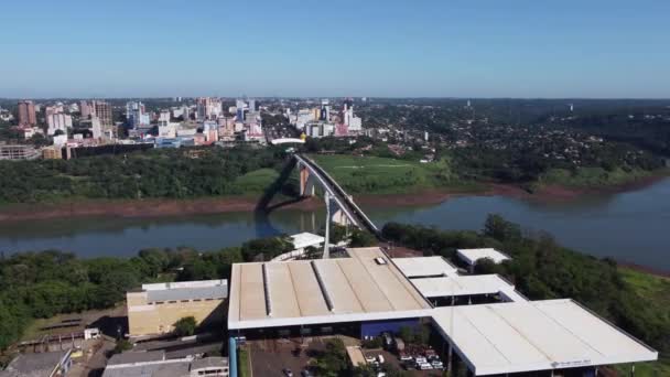 Foz do Iguacu, Parana, Brazil 08 May 2022 Letecký pohled na most přátelství, Ponte da Amizade nebo Puente de la Amistad. Vysoce kvalitní 4K záběry - Záběry, video
