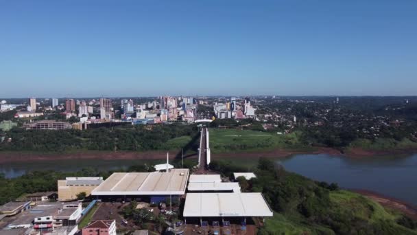 Foz do Iguacu, Parana, Brasile 08 maggio 2022 Veduta aerea di Friendship Bridge, Ponte da Amizade o Puente de la Amistad. Filmati 4k di alta qualità - Filmati, video