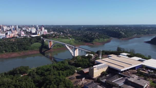 Foz do Iguacu, Parana, Brazilië 08 mei 2022 Luchtfoto van Friendship Bridge, Ponte da Amizade of Puente de la Amistad. Hoge kwaliteit 4k beeldmateriaal - Video