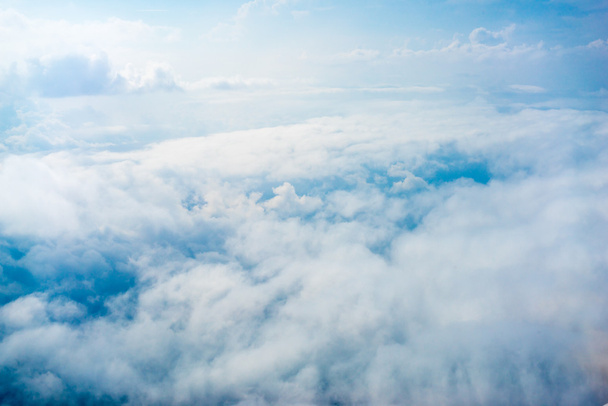 Вид с самолета над облаками и небом
 - Фото, изображение