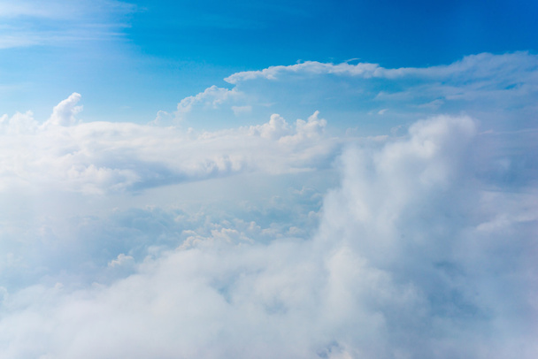 Widok z samolotu nad chmury i niebo - Zdjęcie, obraz