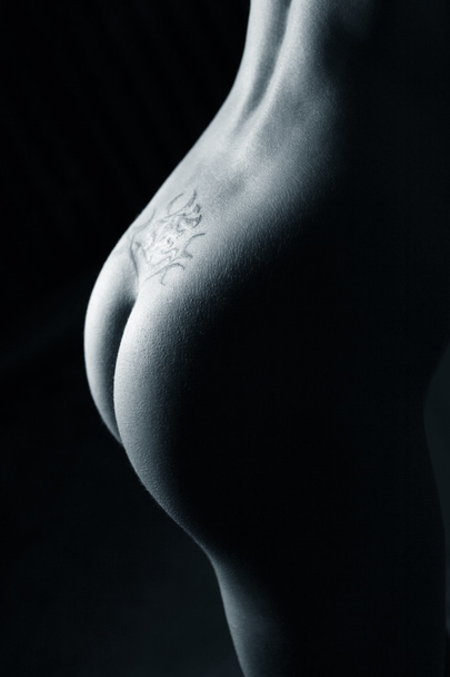 Mulher nádegas com tatuagem
 - Foto, Imagem
