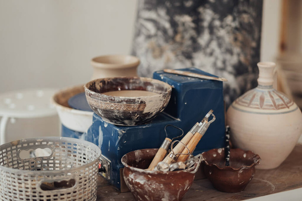Гончарные изделия, гончарные инструменты в керамической студии - Фото, изображение