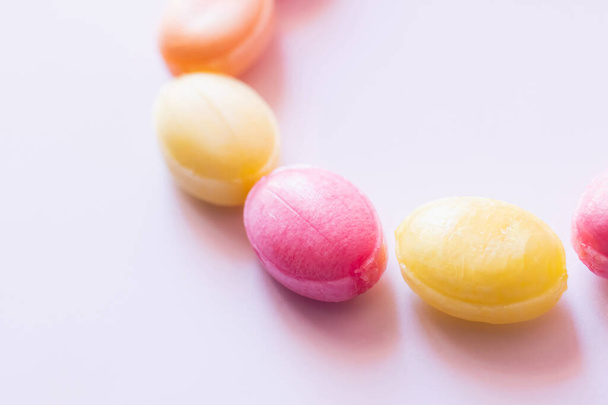Beyaz arkaplanda renkli şekerlerin görünümünü kapat  - Fotoğraf, Görsel