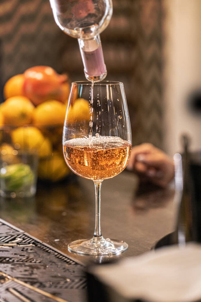Bartender pouring prosecco in wine glass. Long fizzy drink. - Zdjęcie, obraz
