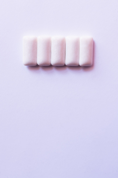 Top view of chewing gums on white background with copy space - Foto, Imagem
