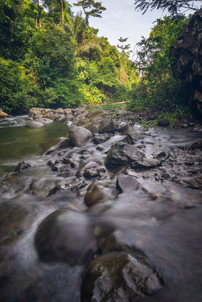 Näkymä virtaus Palak Siring Kemumu vesiputous Pohjois-Bengkulu, Indonesia - Valokuva, kuva