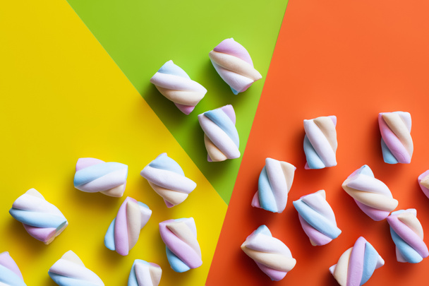 Horní pohled na načechrané marshmallows na barevném pozadí - Fotografie, Obrázek