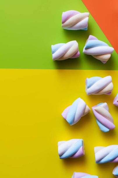 Bovenaanzicht van zachte marshmallows op kleurrijke achtergrond - Foto, afbeelding
