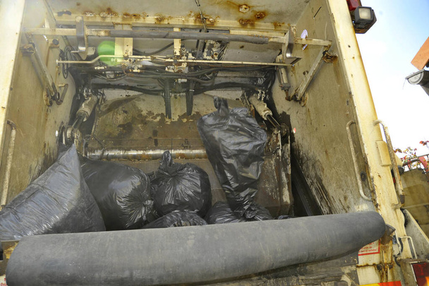 roskapussi tai jätesäkki keräilyä ja jätteiden lajittelua varten - Valokuva, kuva