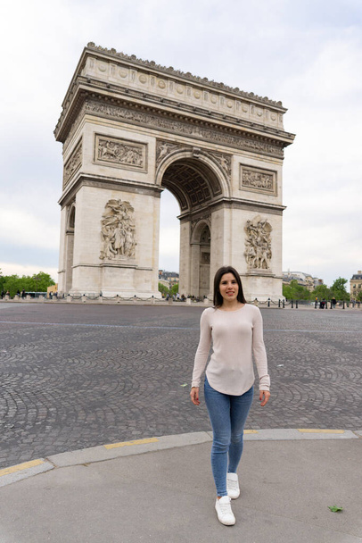 Νεαρή τουρίστρια που επισκέπτεται το Παρίσι την άνοιξη - Φωτογραφία, εικόνα
