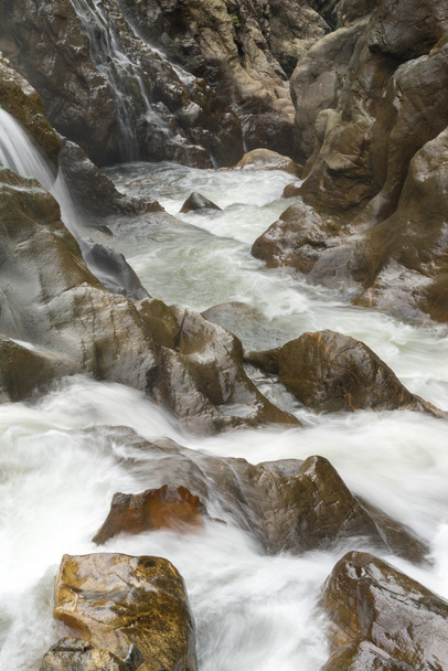 Waterval stromen van de berg - Foto, afbeelding