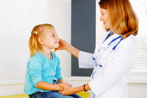 Pediatrician doctor examining little girl. - Fotografie, Obrázek