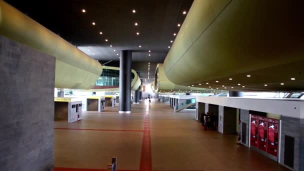 Fußgängerin fährt in Terminal-Halle - Filmmaterial, Video