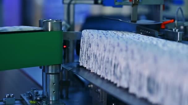 Fábrica y equipo para la producción de mimos, pañales en una cinta transportadora - Metraje, vídeo