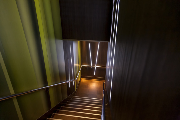 Escaliers au sous-sol
 - Photo, image