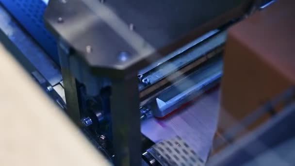 Usine industrielle pour la production d'emballages en papier
 - Séquence, vidéo