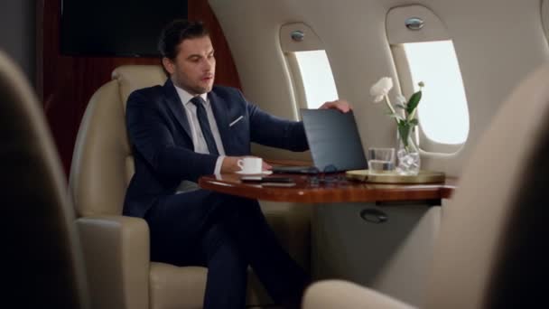 Az európai üzletember befejezte a laptopot lezáró munkát. Fáradt ember sovány repülőgép ülés néz ablak. Stresszes férfi elemző, aki üzleti úton pihen egy nehéz nap után. Üzleti életmód fogalma. - Felvétel, videó