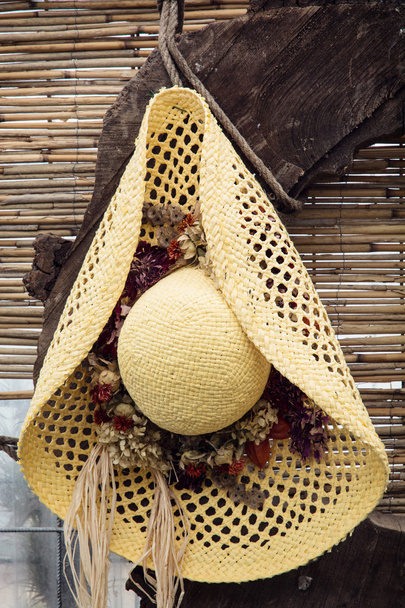 Sombrero amarillo de paja
 - Foto, Imagen