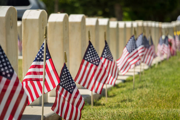Pierres tombales militaires et drapeaux américains le jour du Souvenir Profondeur peu profonde du champ - Photo, image