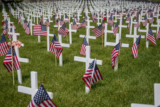 Στρατιωτικοί τάφοι διακοσμημένοι με αμερικανικές σημαίες για την Ημέρα Μνήμης - Φωτογραφία, εικόνα