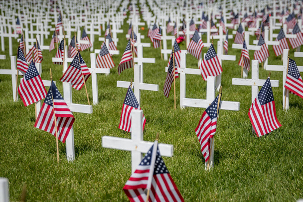 Marqueurs de tombe militaires décorés de drapeaux américains pour le Jour du Souvenir - Photo, image