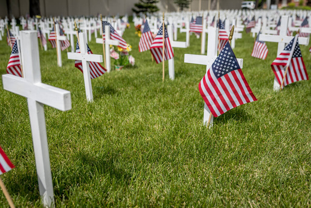 Στρατιωτικοί τάφοι διακοσμημένοι με αμερικανικές σημαίες για την Ημέρα Μνήμης - Φωτογραφία, εικόνα