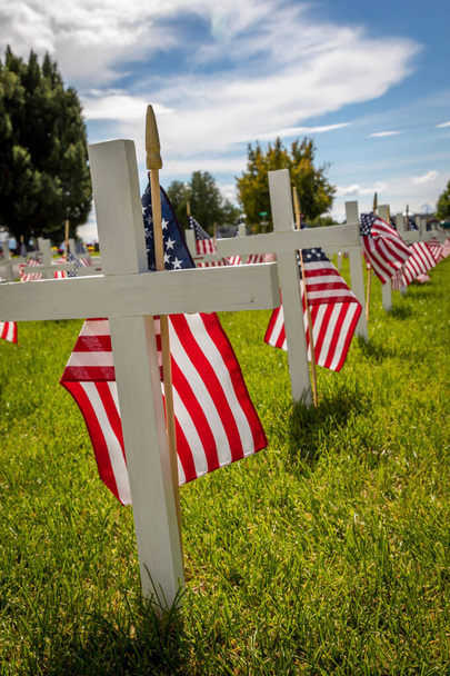 Військові надгробки, прикрашені американським прапором на відзначання Дня пам "яті - Фото, зображення