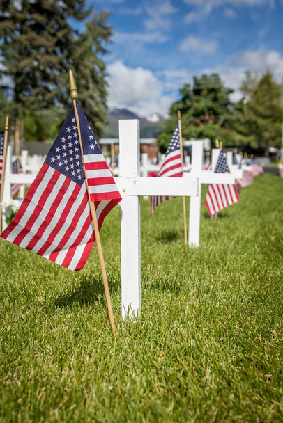 Marcadores militares de túmulos decorados com bandeiras americanas para o Memorial Day - Foto, Imagem
