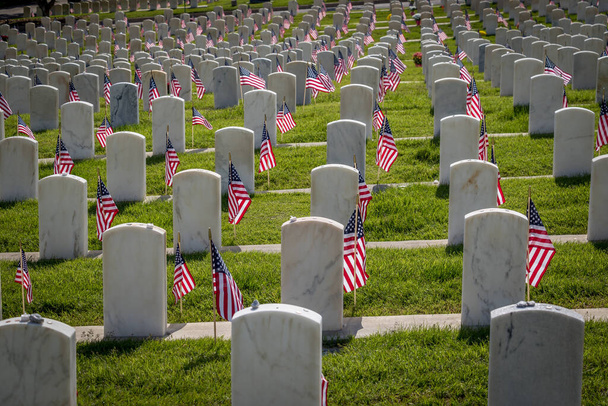 Amerikai zászlókkal díszített katonai sírjelek az Emléknapra. - Fotó, kép