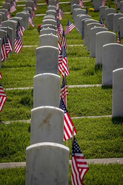 Marqueurs de tombe militaires décorés de drapeaux américains pour le Jour du Souvenir - Photo, image