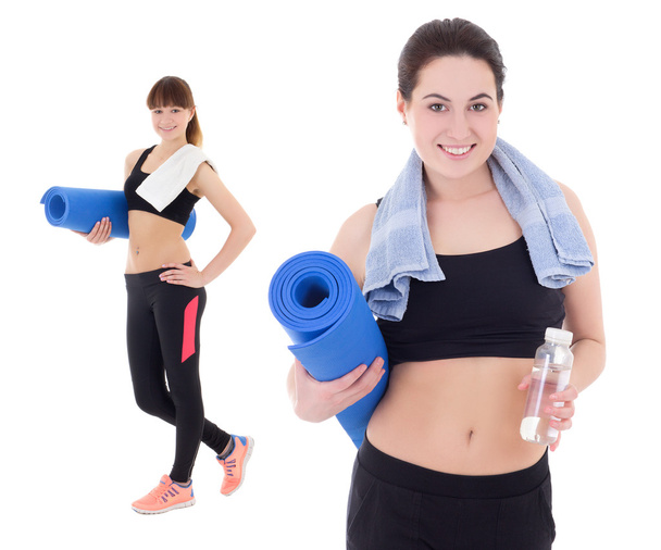 две счастливых худых женщины с циновками йоги, полотенцами и бутылками воды - Фото, изображение