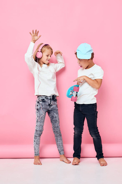 chłopiec w czapce i dziewczyna szczęśliwa stoi w obliczu niebieskiego stylu życia dzieciństwa. Wysokiej jakości zdjęcie - Zdjęcie, obraz