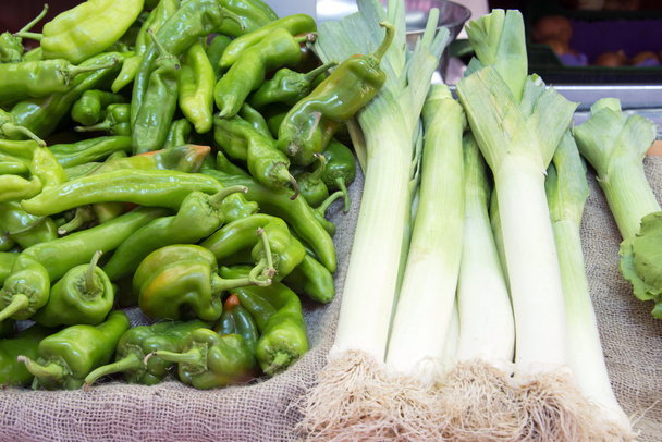 Fresh leeks and green peppers - Zdjęcie, obraz