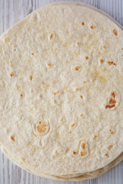 Domácí mexické kukuřičné tortilly v komíně, pohled shora. Plocha ležela shora, shora.  - Fotografie, Obrázek