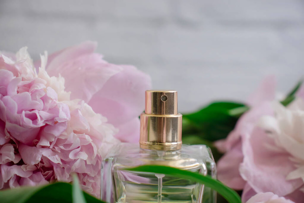 üveg parfüm virág bazsarózsa - Fotó, kép