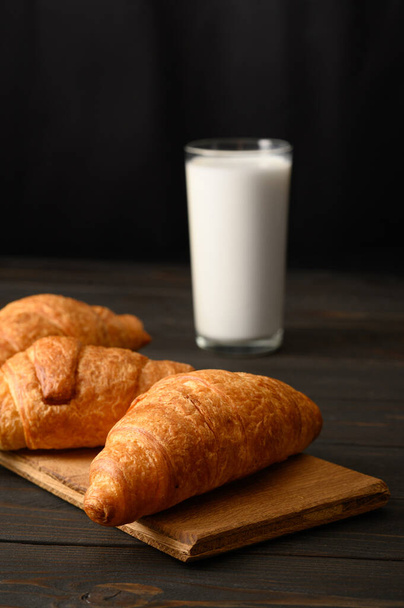 Verse croissants met melk - Foto, afbeelding