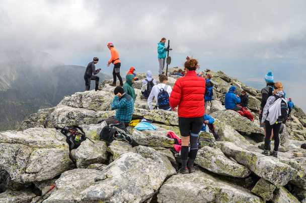 HAUTE TATRAS, SLOVAQUIE, 4 AOÛT 2019 : Groupe de personnes après une randonnée au sommet de la montagne Slavkovsky Stit dans le parc national High Tatras, Slovaquie - Photo, image