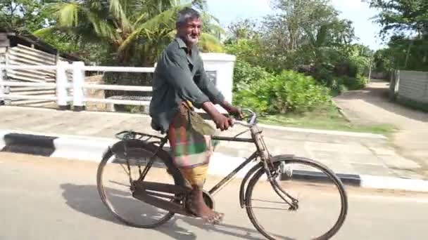 Local man riding bicycle - Filmagem, Vídeo