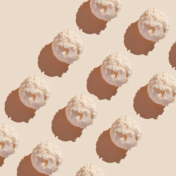 IJsbollen patroon met kopieerruimte op een pastel beige achtergrond. Zomertijd, minimaal dessertconcept. Bovenaanzicht. Kauwgom gelato, hard licht - Foto, afbeelding